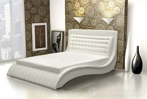 Hnedá čalúnená posteľ