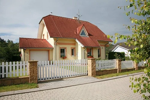 Biela brána pred dom