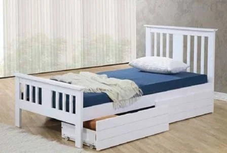 Biela posteľ z masívu