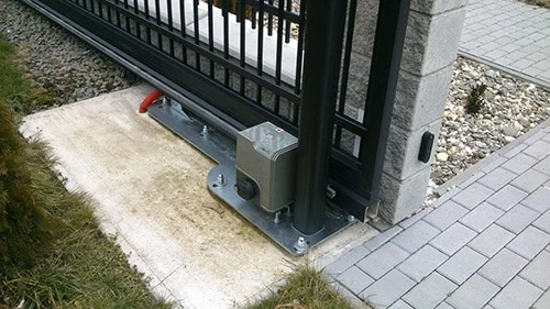 Posuvný systém na bránu