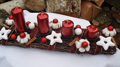 Červený adventný veniec na stôl