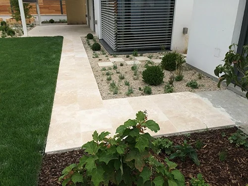 Chodník z travertínu