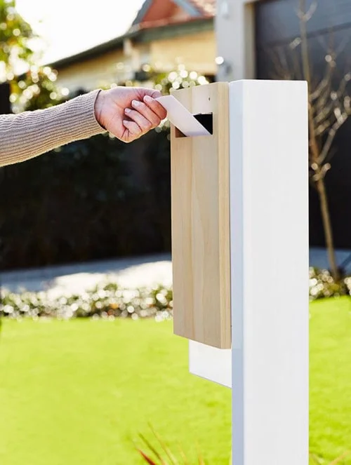 Drevená poštová schránka