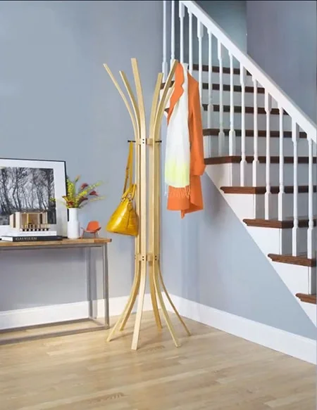 Lacny dreveny stojanovy vesiak