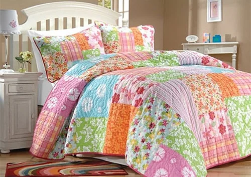 Farebna prikryvka na postel