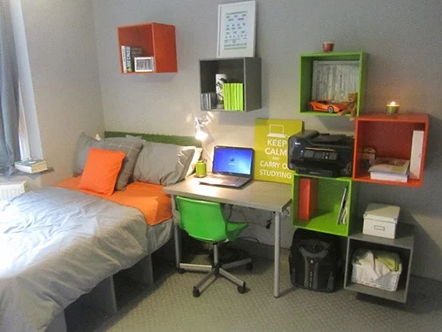 Farebna studentska izba