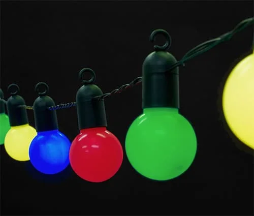 Farebné svetielka na vianočný stromček