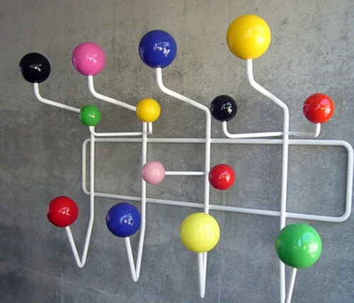 Farebný nástenný vešiak