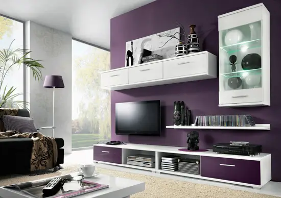 Fialová obývacia stena