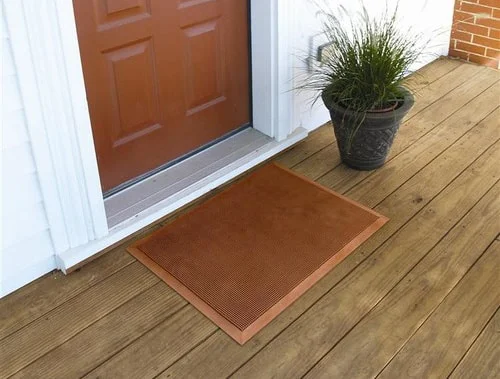 Hneda gumena rohozka pred dvere