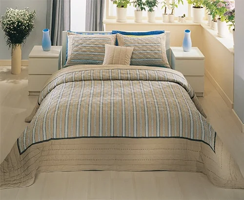 Hnedá moderná prikrývka na posteľ