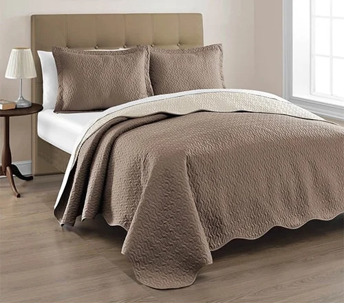 Hneda prikryvka na postel