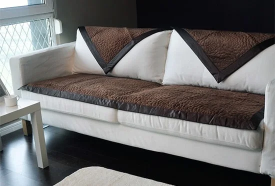 Hneda prikryvka na sedacku