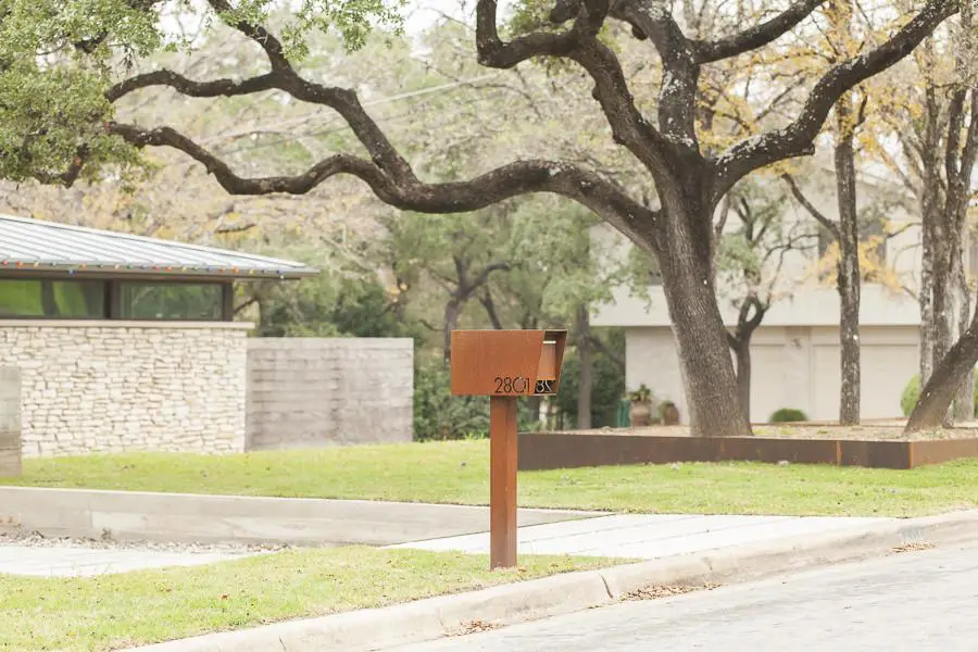 Hrdzavá poštová schránka