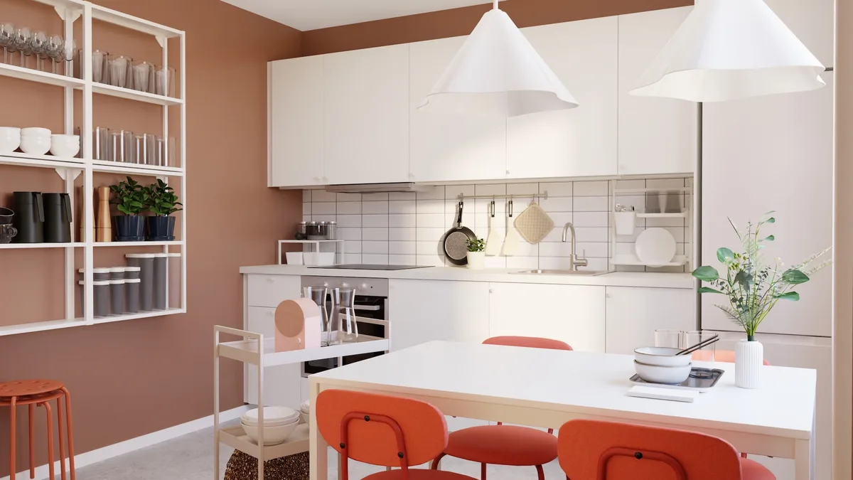 Kuchyňa IKEA METOD/VALLSTENA - biela linka s terakotovými stenami a jedálenským kútom