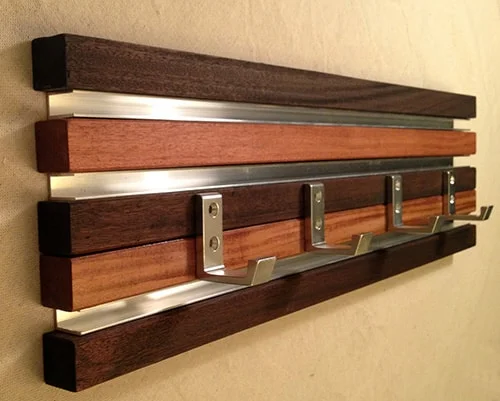 Jednoduchy dreveny vesiak na stenu