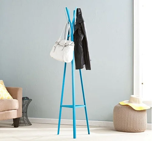 Jednoduchy stojanovy vesiak