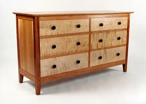 Klasicka drevena komoda