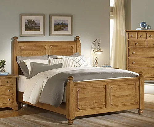 Klasická drevená posteľ