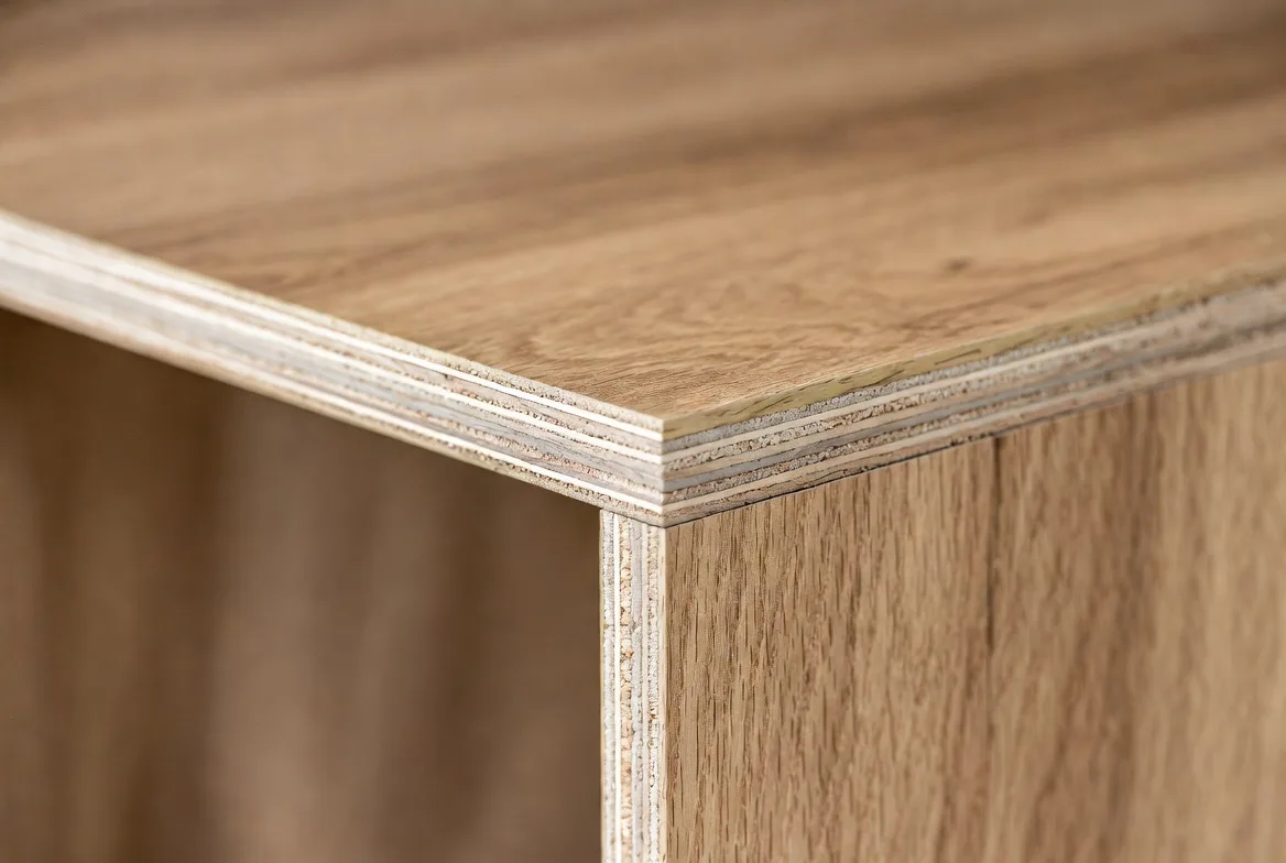 Detail hrany laminovanej drevotrieskovej dosky na kuchynskom korpuse