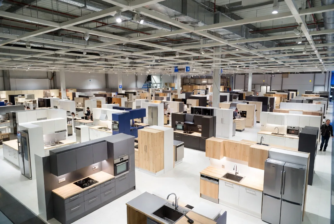 Výstavná plocha s kuchynskými zostavami v nábytkárskom obchode