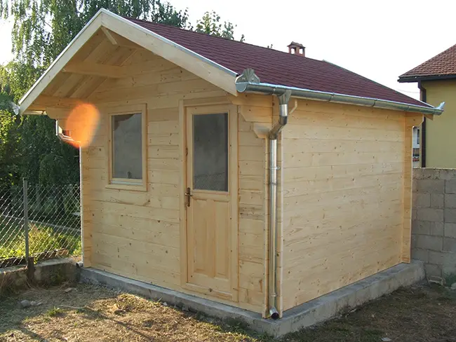 Lacný záhradný domček