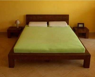 Masívna manzelska postel