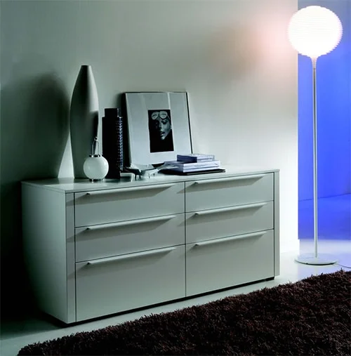 Biela komoda do spalne