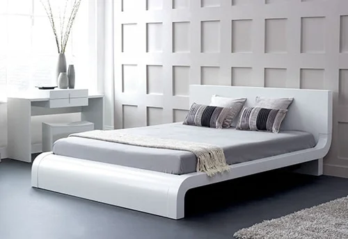 Moderná biela posteľ
