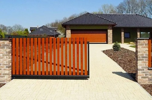 Moderná brána pred dom