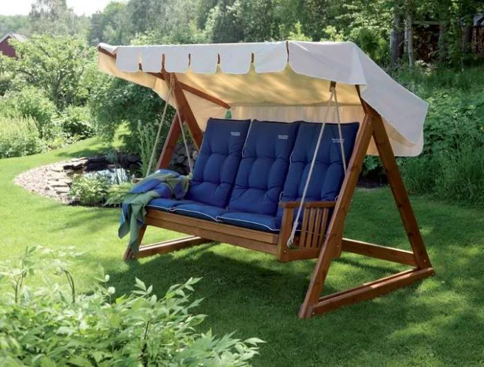 Moderna drevena zahradna hojdacka