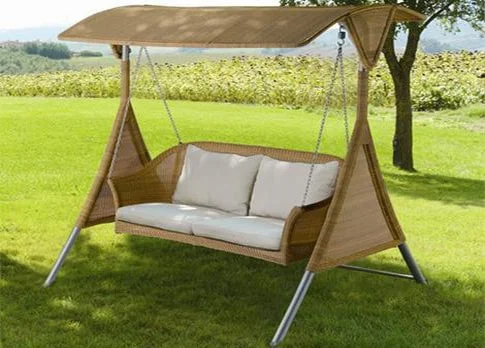 Moderna kovova zahradna hojdacka