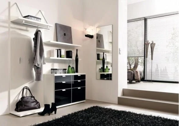Moderná predsieň s poličkami