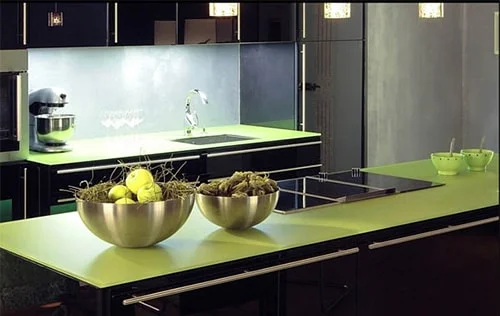 Moderna sklenena kuchynska doska