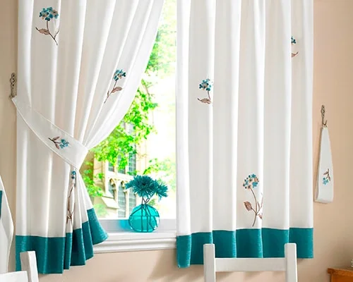 Moderné závesy do kuchyne