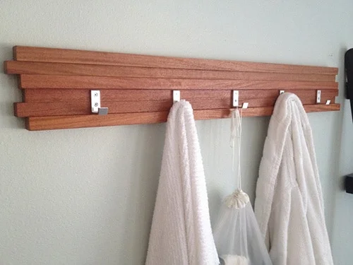 Moderny dreveny vesiak na stenu