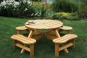 Moderný drevený záhradný nábytok