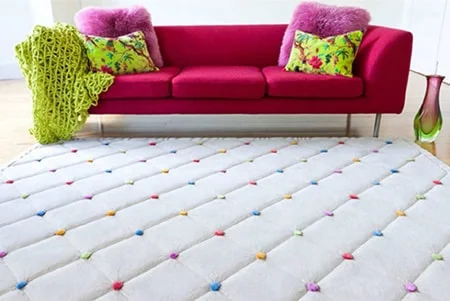 Moderný farebný koberec