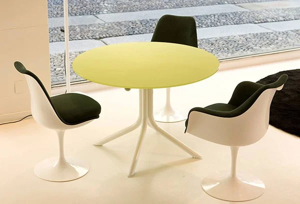 Moderne plastove stolicky a stol