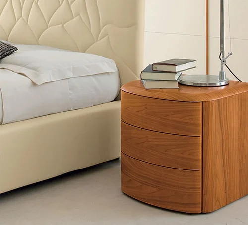 Nočný stolík z dyhy