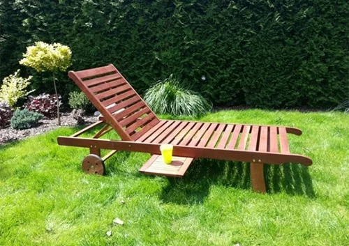 Posuvné záhradné lehátko