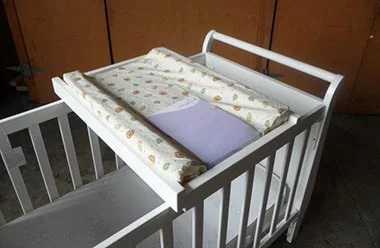 Prebalovaci pult na postielku