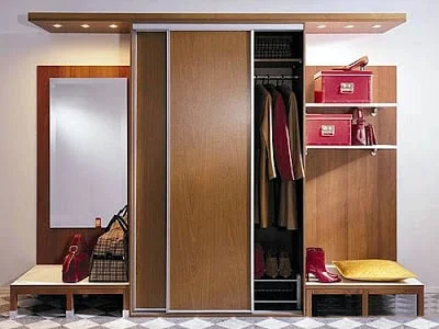 Predsien so vstavanou skrinou