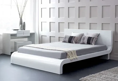 Moderná biela posteľ