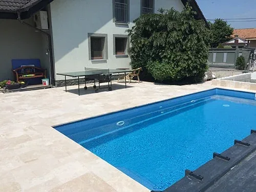 Travertinová dlažba pri bazéne