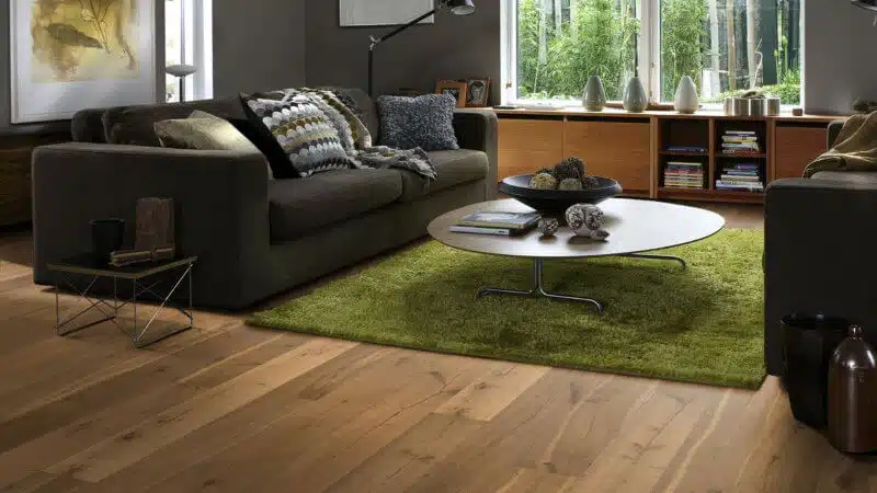 Tmavá podlaha do bytu