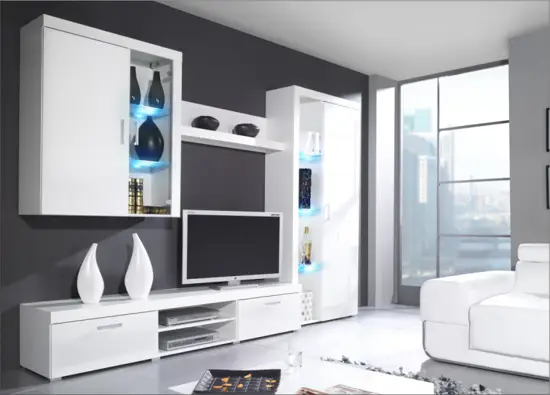 Veľká biela obývacia stena