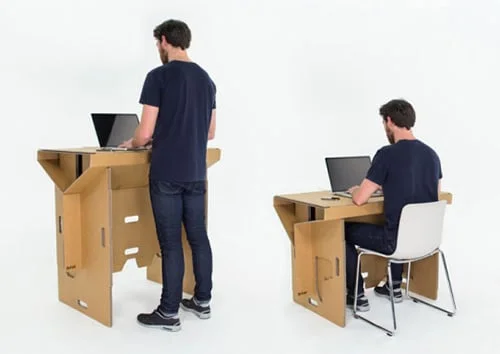 Výškovo nastaviteľný stôl z kartónu